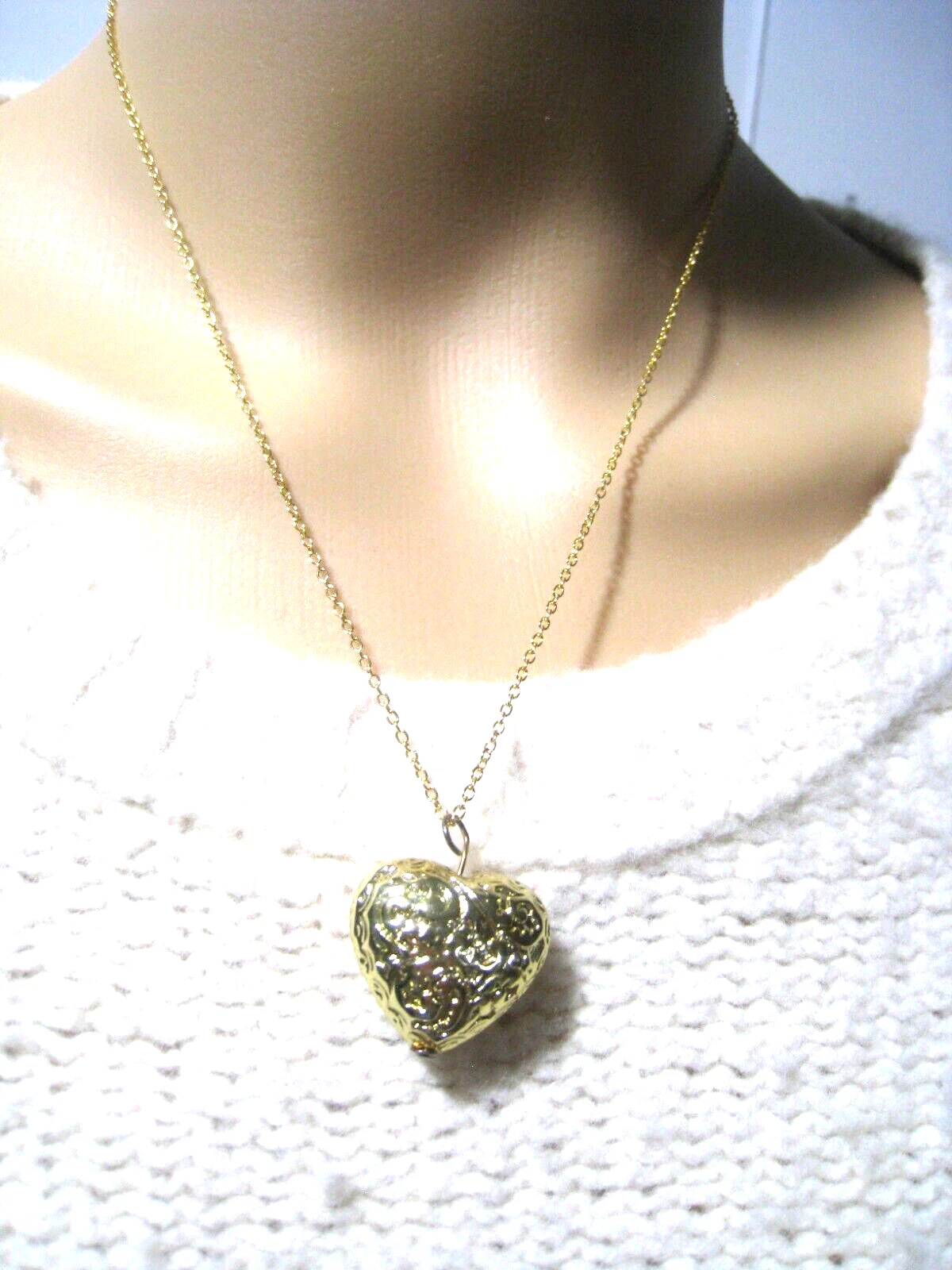 VETEMENTS Collana con ciondolo piccolo tondo 3D cuore testurizzato tono oro moda