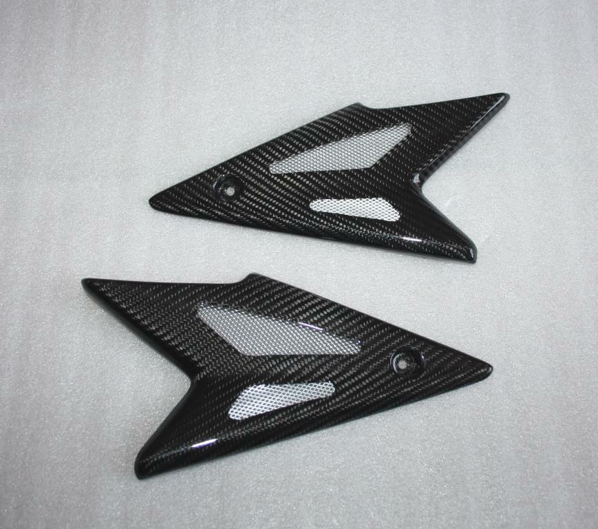 Caches sous selle Triumph Speed Triple carbone brillant pour balades et roadtrips