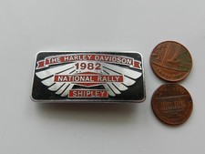 A VINTAGE RED & BLACK ENAMEL BADGE, HARLEY DAVIDSON NATIONAL RALLY, SHIPLEY 1982