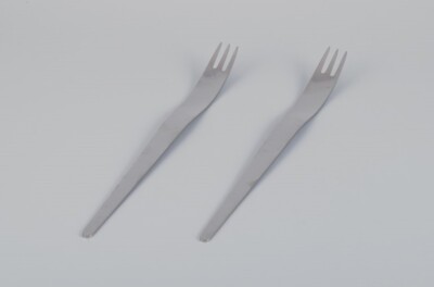 Arne Jacobsen für Georg Jensen. Zwei lange Salatgabeln aus Edelstahl.
