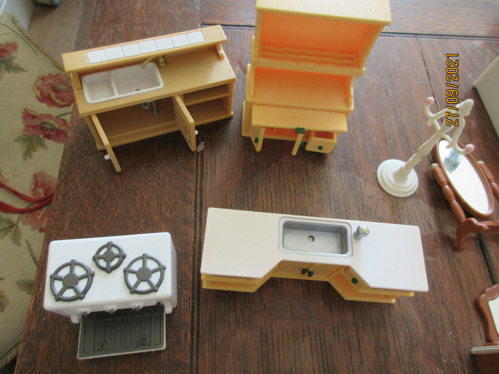 SYLVANIAN FAMILIES LARGE QUANITY OF HOUSE FURNITURE BEDS CARBOARDS CHAIRS TABLES Regularna zniżka