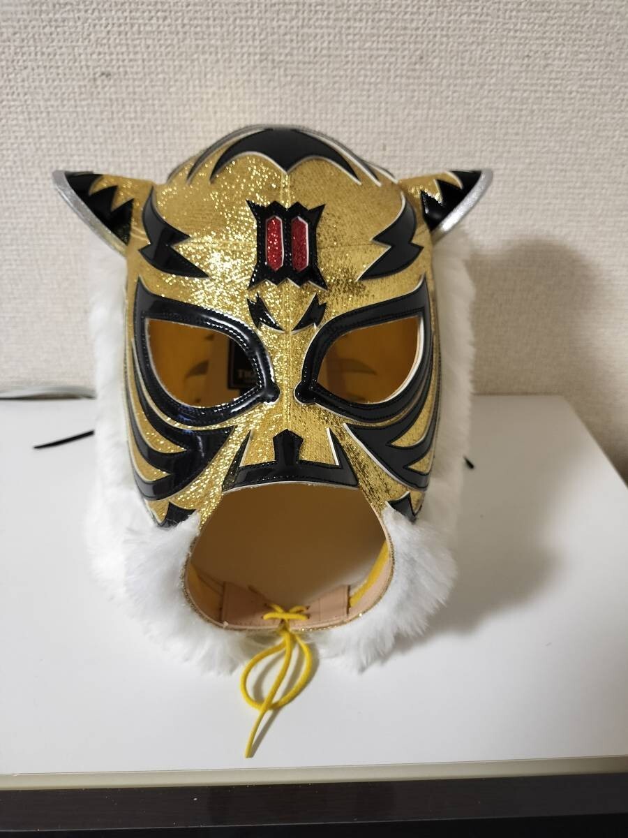 Japan Pro Wrestling Satoru Sayama Autographed Tiger Mask YN Japan Pro Wrestling Satoru Sayama Autographed Tiger Mask YN