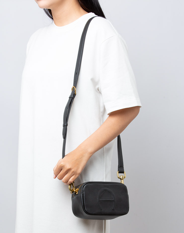 $198 NWT ETIENNE AIGNER LEATHER ADELINE LOGO MINI CAMERA CROSSBODY