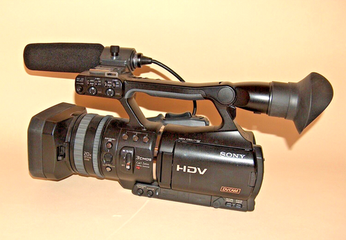 SONY HD VIDEO CAMCORDER - HVR V1U OUTFIT