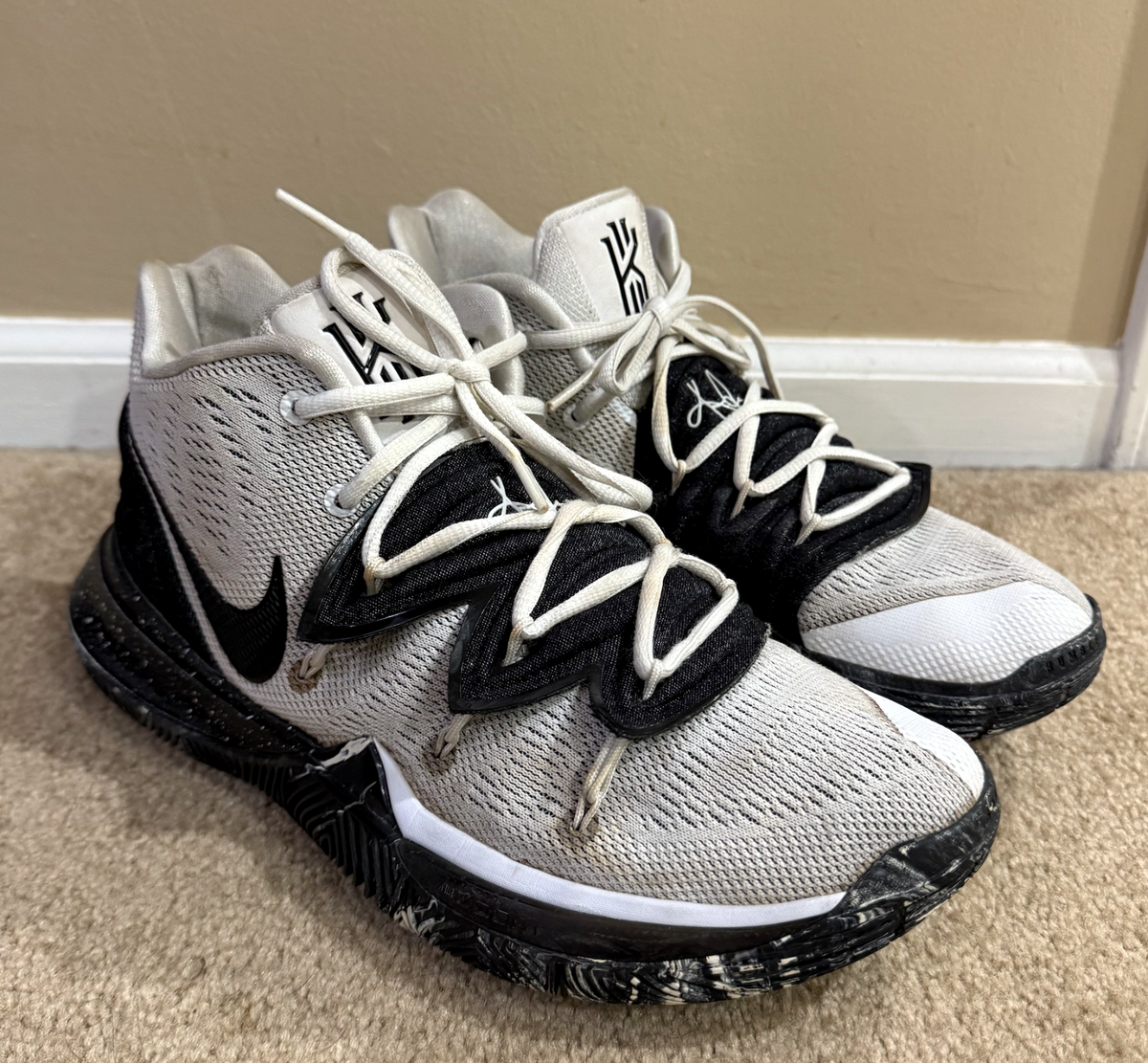 Nike Kyrie 5 Oreo Basketball Sneakers Mens 10.5 Black White AO2918