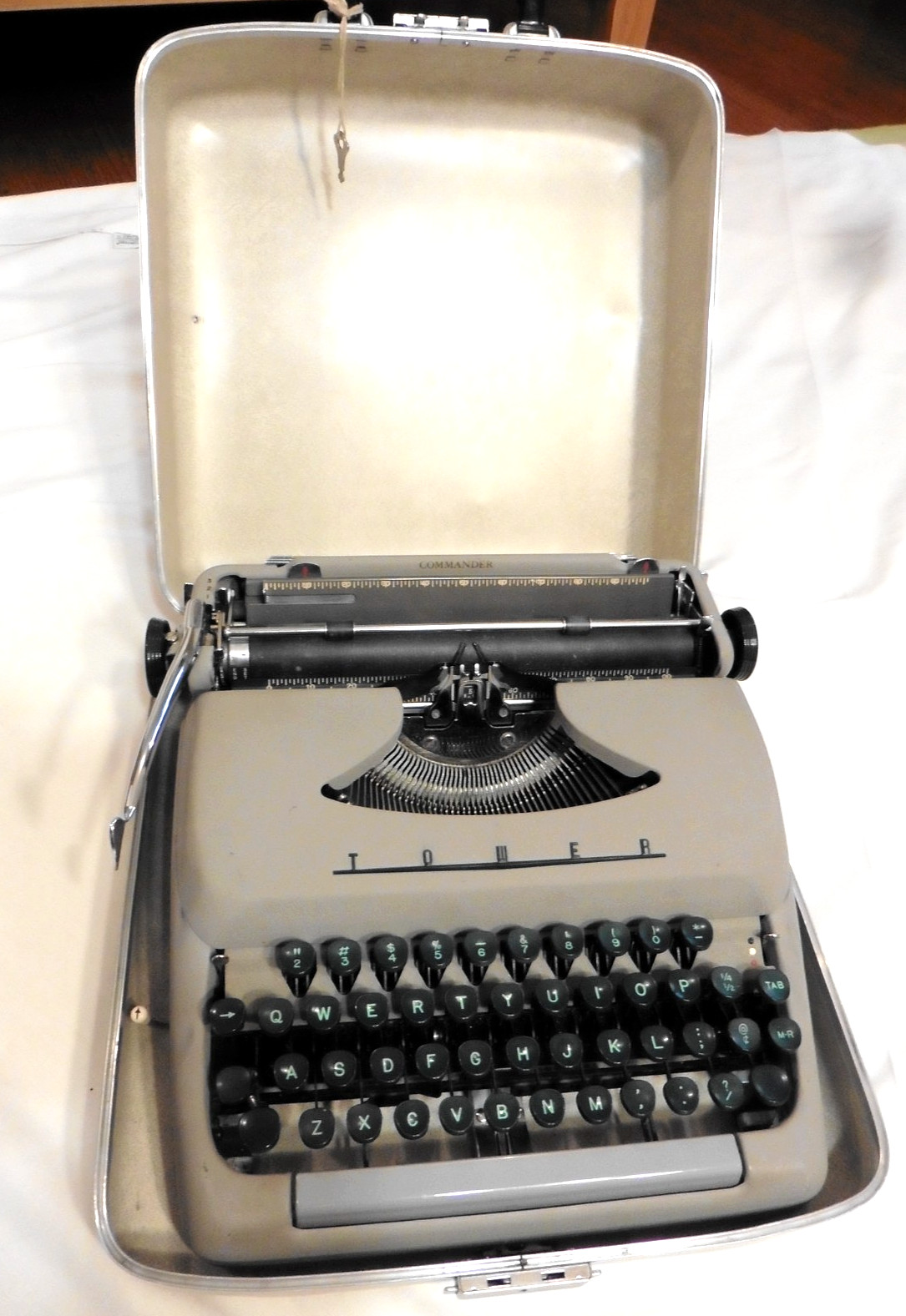 Scarce SEARS TOWER COMMANDER Portable Typewriter(Smith Corona rebranded) Working