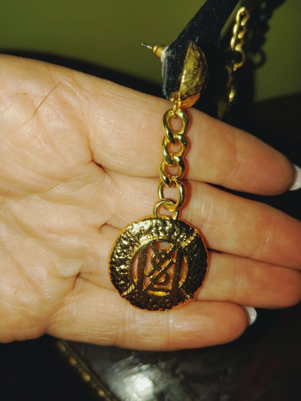 SAINT LAURENT (YSL) Orecchini pendenti YVES SAINT LAURENT placcati oro martellato 2 3 4" unici nel loro genere!!