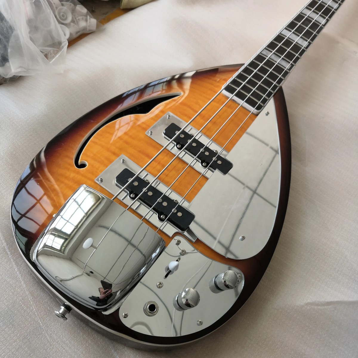 4 Strings Sunburst Tear Drop Vox Phantom Electric Bass 4 Strings Sunburst Tear Drop Vox Phantom Electric Bass