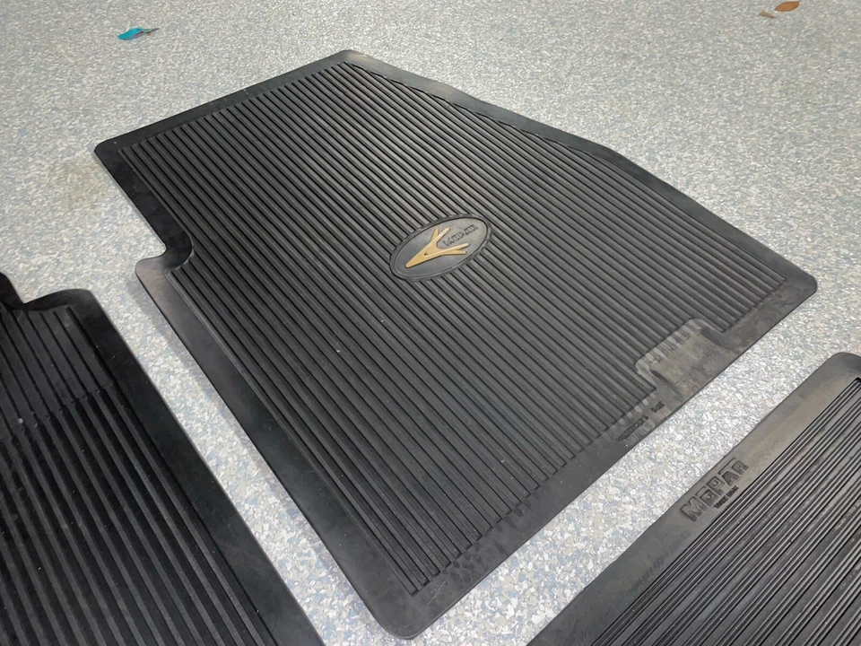 Juego de 4 alfombrillas de goma vintage repro 1955 1956 MoPar Chrysler Imperial DeSoto Foto 3 de 4