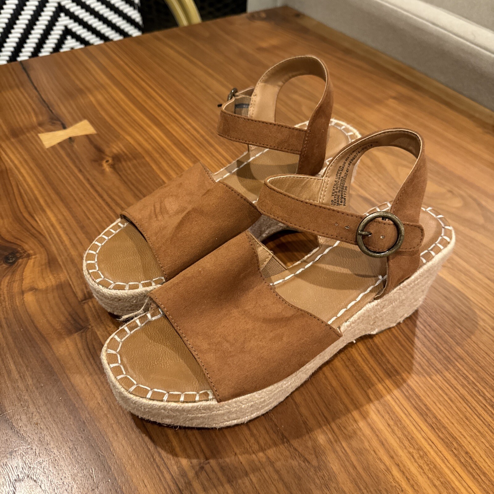 Universal Thread Sandals Size 10 - image 1