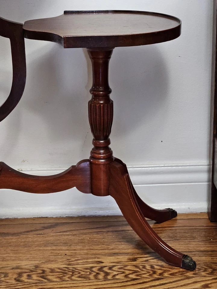 Antigua mesa de té o soporte de caoba Mersman de 3 niveles con patas de garra de la década de 1930 Foto 4 de 4