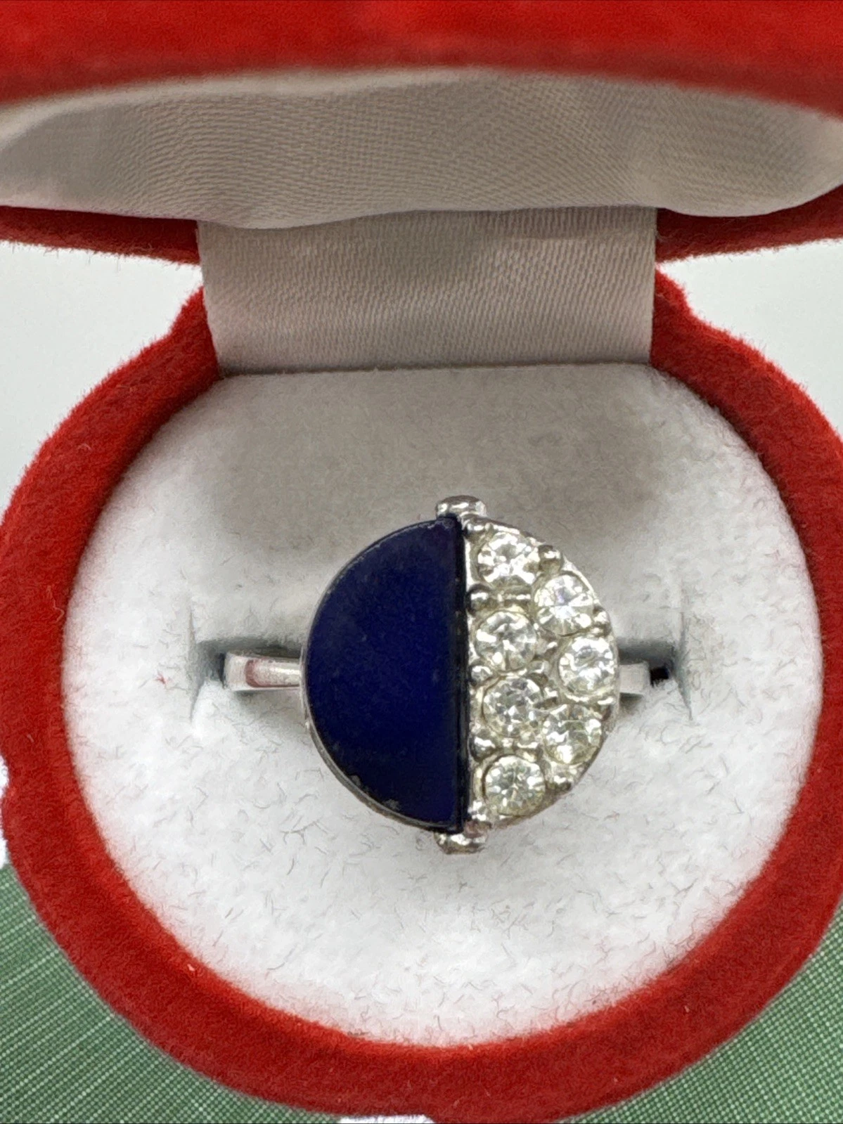 Bague vintage fantaisie avec pierre bleu et strass. Taille 55.