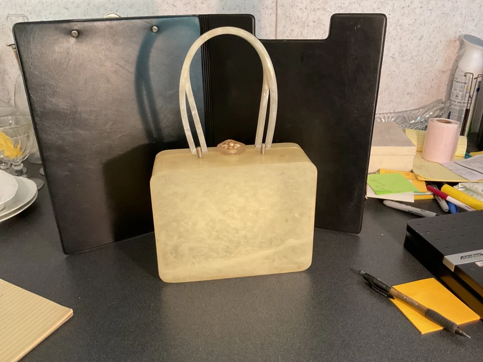 Monedero/caja Lucite vintage Wilardy años 50. conchas perladas y arena. Foto 2 de 4