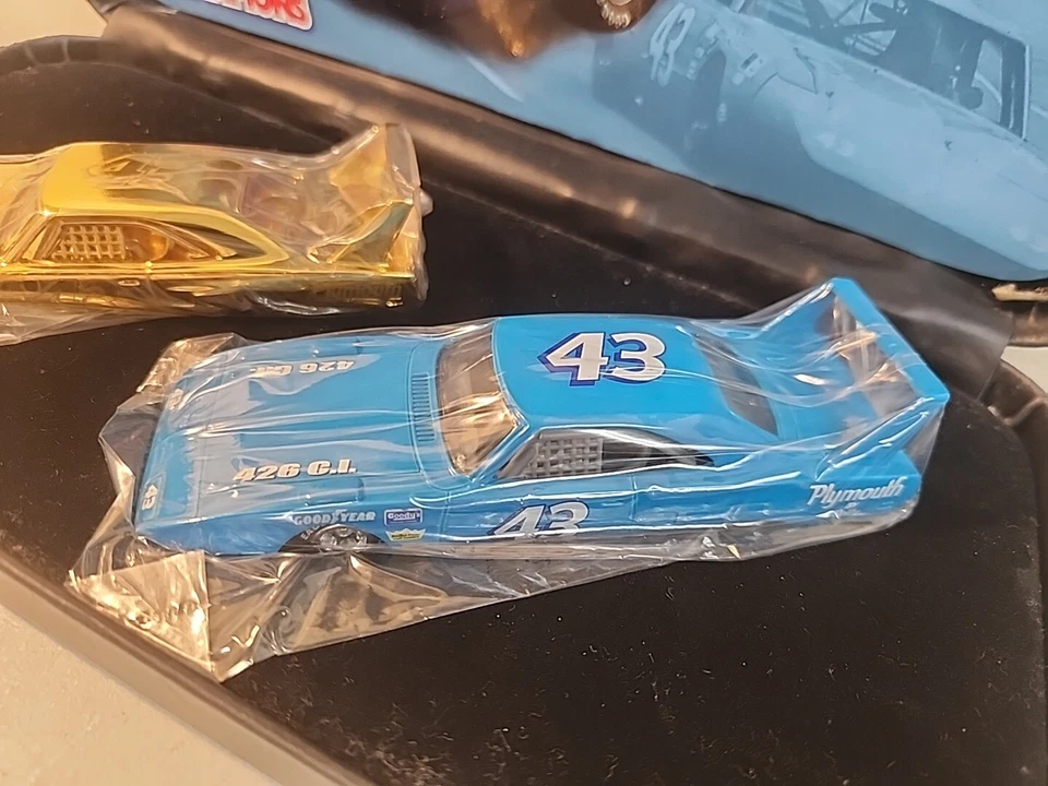 Juego de coches Plymouth by Petty Racing Champions dorado y azul Foto 3 de 4