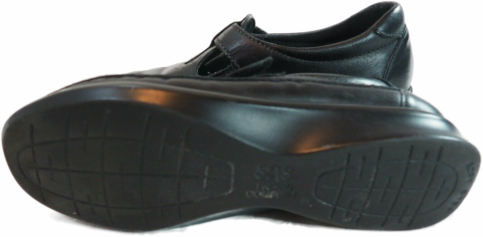 Black leather SAS Roamer women’s shoe with closed lacing, textured sole, and visible SAS logo on heel.