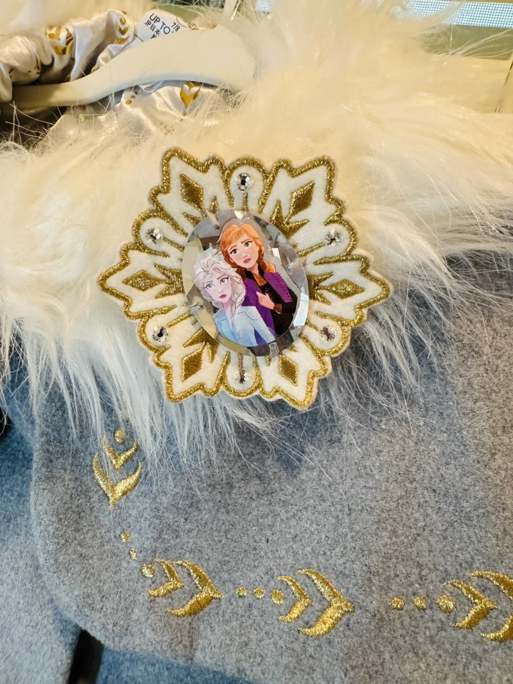 Capa Disney Frozen II Gris Elsa Anna con Cuello de Piel Sintética para Niñas Talla 7/8 Foto 2 de 4