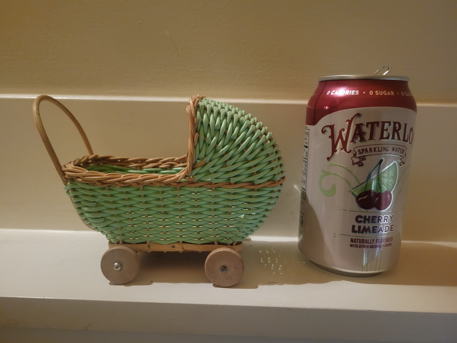 VINTAGE Green WICKER RATTAN Miniature HOODED BABY DOLL buggy/carriage 6x4in 50s