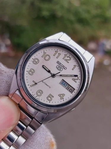 vintage Seiko 5 7019-8180 Automatic men watch white color dial made in Japan