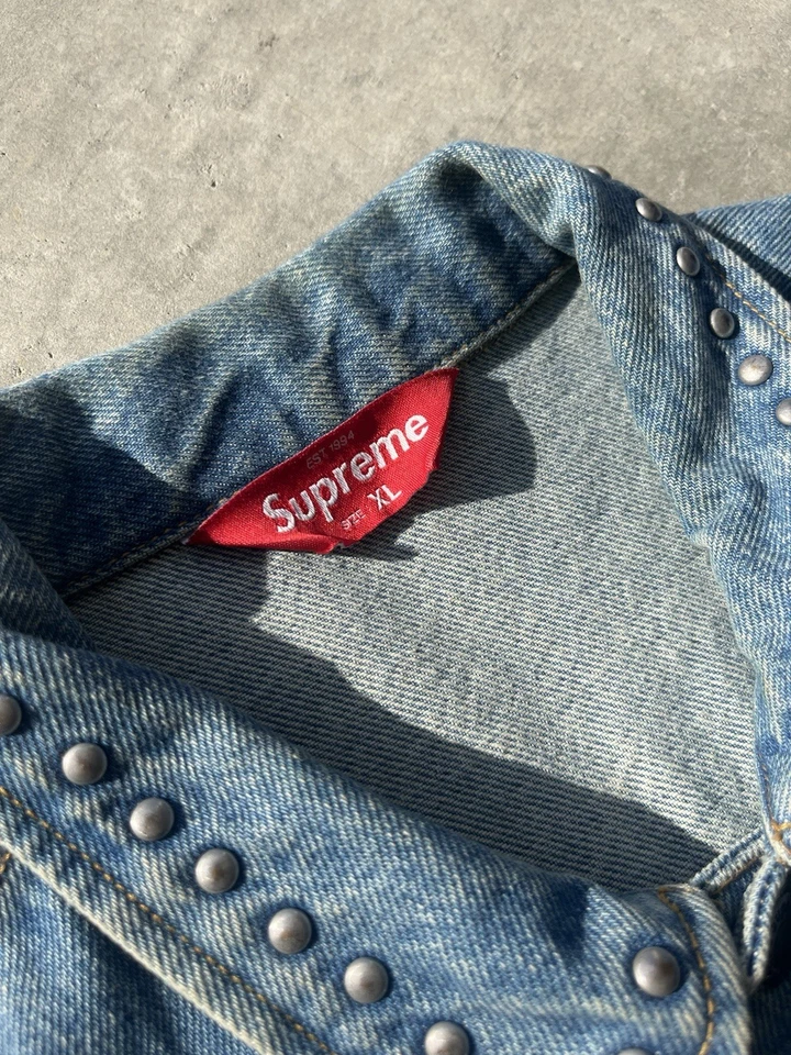 Chaqueta vaquera con tachuelas Supreme talla XL SS17 Foto 2 de 4