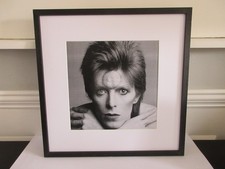 SCHWARZ-WEISS-DRUCK VON DAVID BOWIE PRÄSENTIERT IN EINEM SCHWARZEN GERAHMTEN