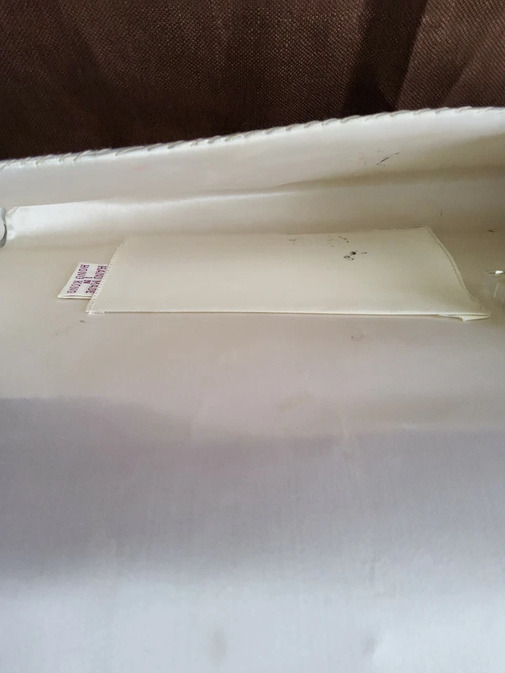 Bolso/cartera de noche vintage blanco satinado, cuentas y lentejuelas, hecho en Hong Kong Foto 3 de 4