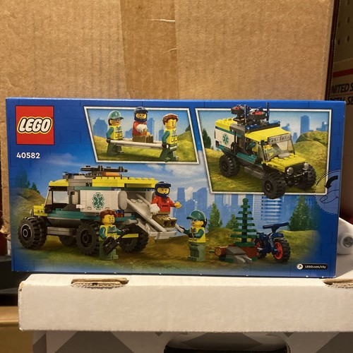Lego City 4x4 Off Road Ambulance Rescue Set 3 Minifigures - Picture 6 of 6