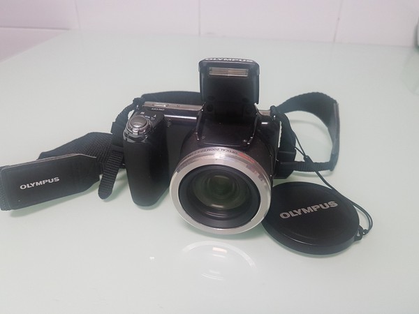 Camara olympus + porta cámaras Sansonite