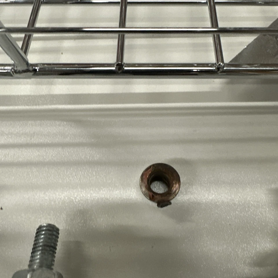 Cesta cromada Pottery Barn 18" cuadrada, 24,5" h ruedas DEVOLUCIÓN/sin revestimiento/pie roto Foto 2 de 4