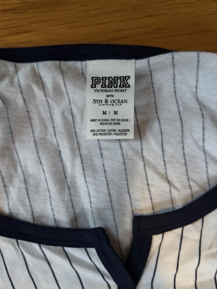 Camisa rosa para mujer Yankees mediana Foto 2 de 3