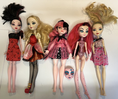 MONSTER HIGH / EVER AFTER HIGH APPLE WHITE DRACULAURA & FEARFULLY FEISTY ***LESEN**