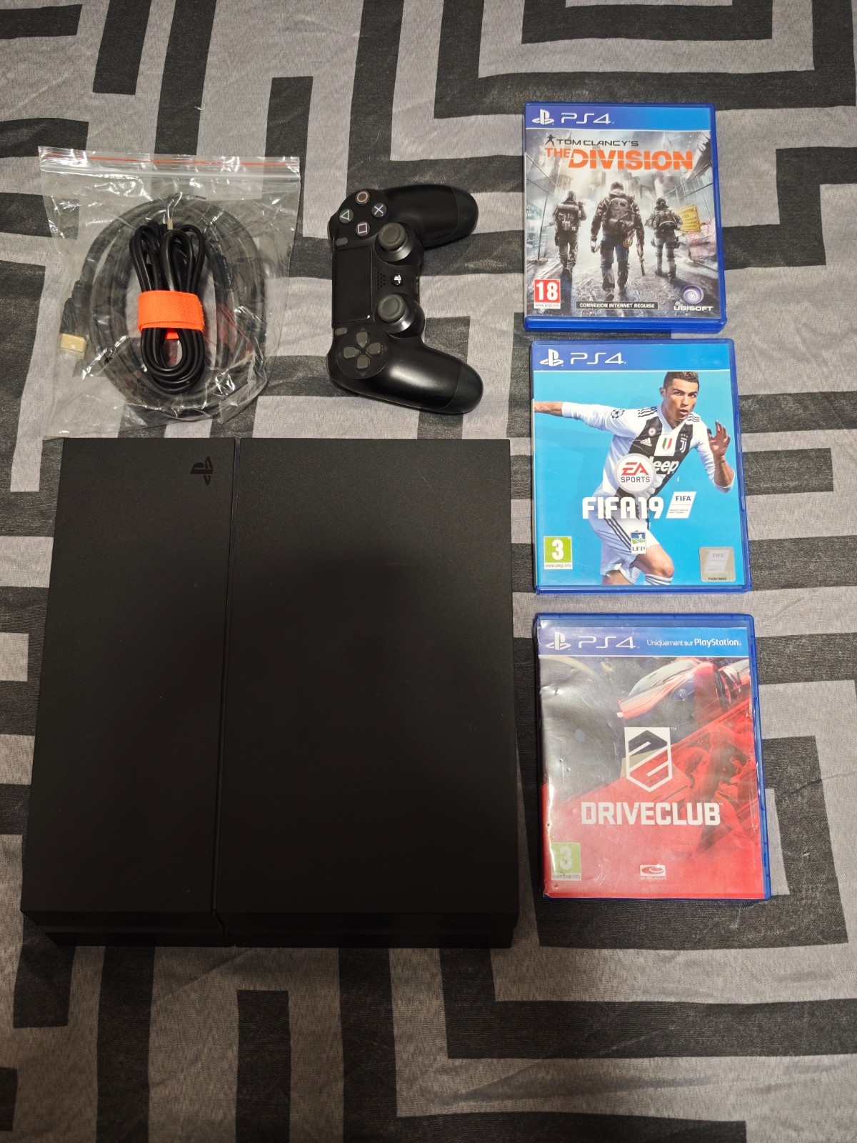 Console Sony Playstation 4 PS4 FAT Noire 500 GO + 1 manette et 3 Jeux