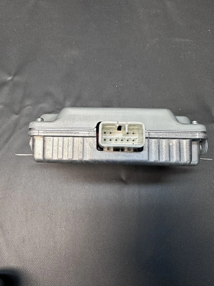 TOYOTA HILUX VIII Pick-up N1 Voltage Control Unit 2019 - Image 3 of 4