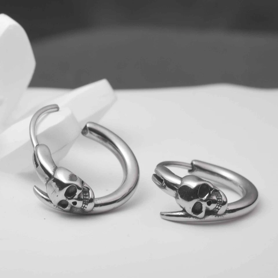 Silver stud stainless steel earrings round circle skull huggies unisex Foto 3 de 3