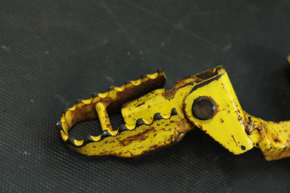 Suzuki Dr250 1990 estriberas OEM con soportes B4429 Foto 3 de 4