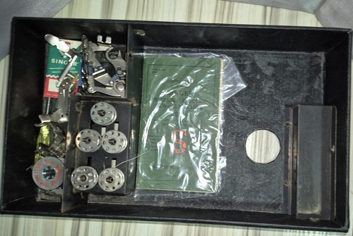 Singer 221 Featherweight Sewing Machine Made In 1948 With Buttonhole Attachment - Picture 11 of 21