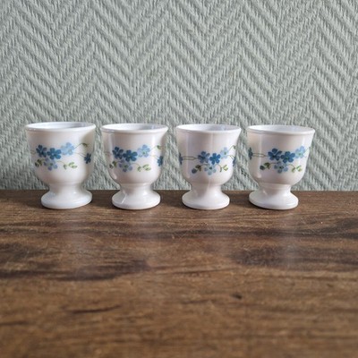 Vintage ARCOPAL Myosotis 4-teiliges Blumen Eierhalter Eierkappen Set (1)