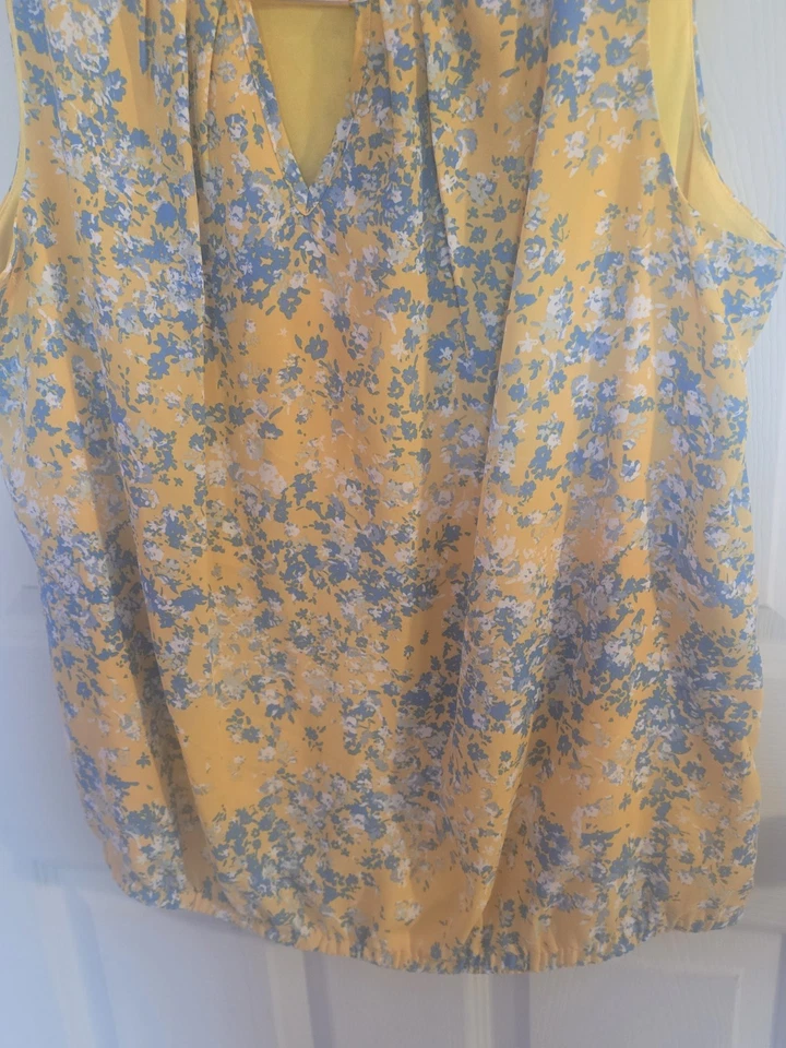 Blusa Cabi Front Porch tamanho médio floral gola V sem mangas amarela branca 5726 NOVA - Imagem 3 de 4