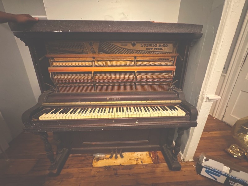 Ludwig & Co. Upright Piano 88 Keys 3 Pedals Ebony Finish Black