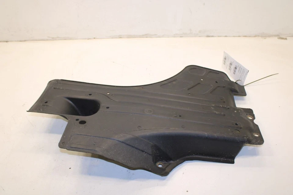 Volvo S60 T5 Premier 2015-2016 trasero izquierdo lado del conductor bajo cubierta protector contra salpicaduras Foto 4 de 4