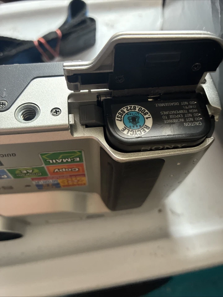 Sony Mavica MVC-FD75 0.4MP Digital Camera - Silver and Black - Image 2 of 4