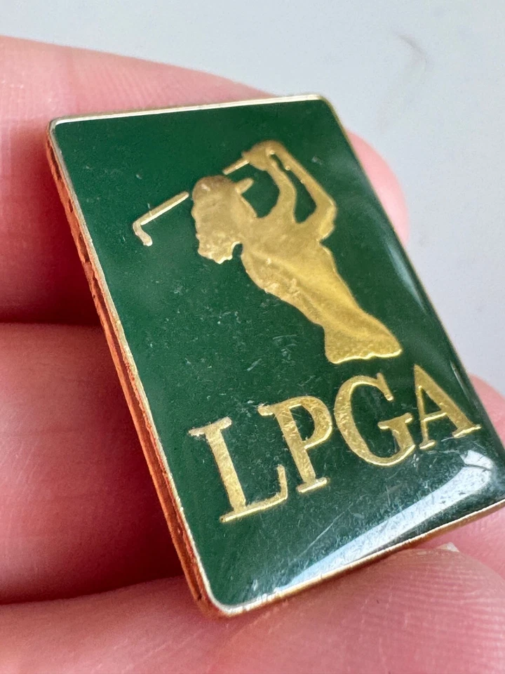 复古 LPGA 高尔夫别针 – 绿色背景上的金色高尔夫球手珐琅徽章 — 第 2/3 张图片