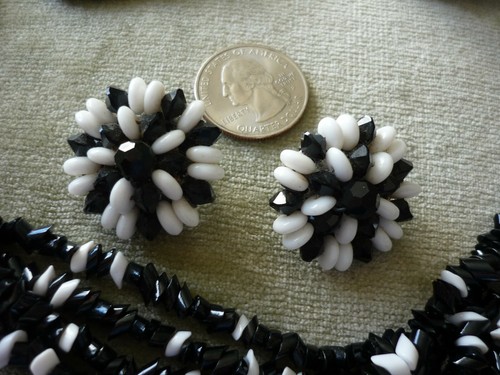 PENDIENTES Y COLLAR DE 5 HILOS CON CLIP EN BLANCO Y NEGRO DE COLECCIÓN/26" DE LARGO - Imagen 5 de 7