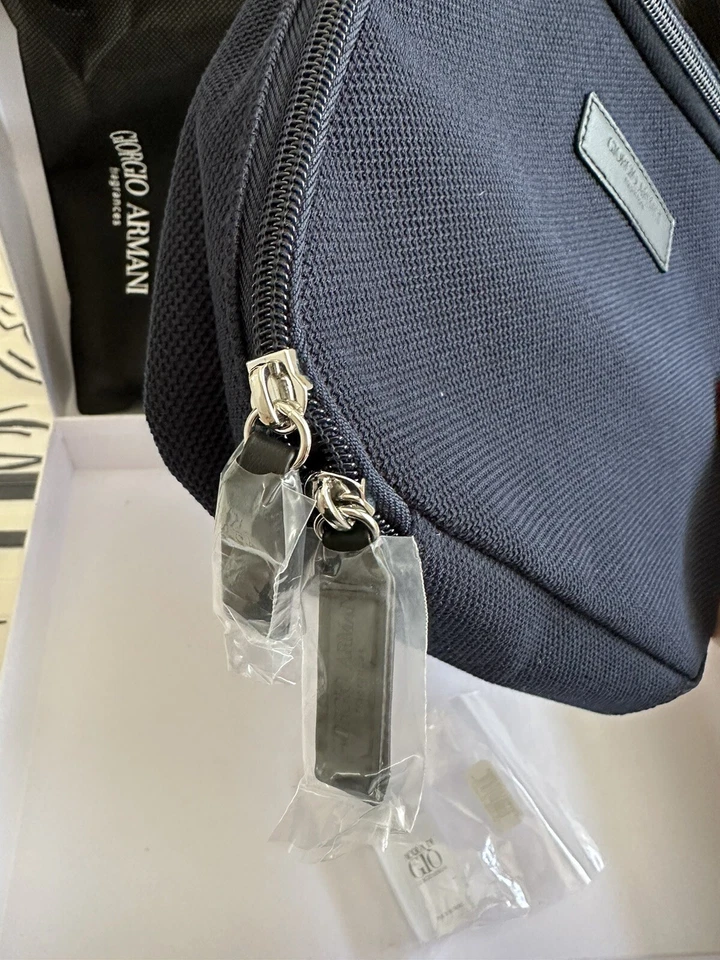 Bolsa de viaje Giorgio Armani y muestras de perfume de 5 ml Foto 2 de 4