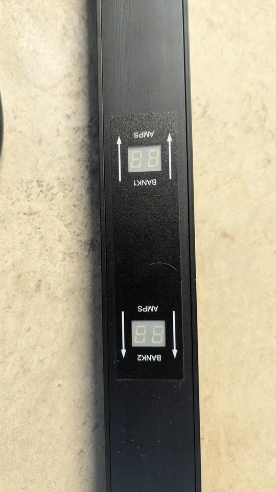 Tripp Lite PDUMV30HV 30A 208/240V medido Foto 3 de 4