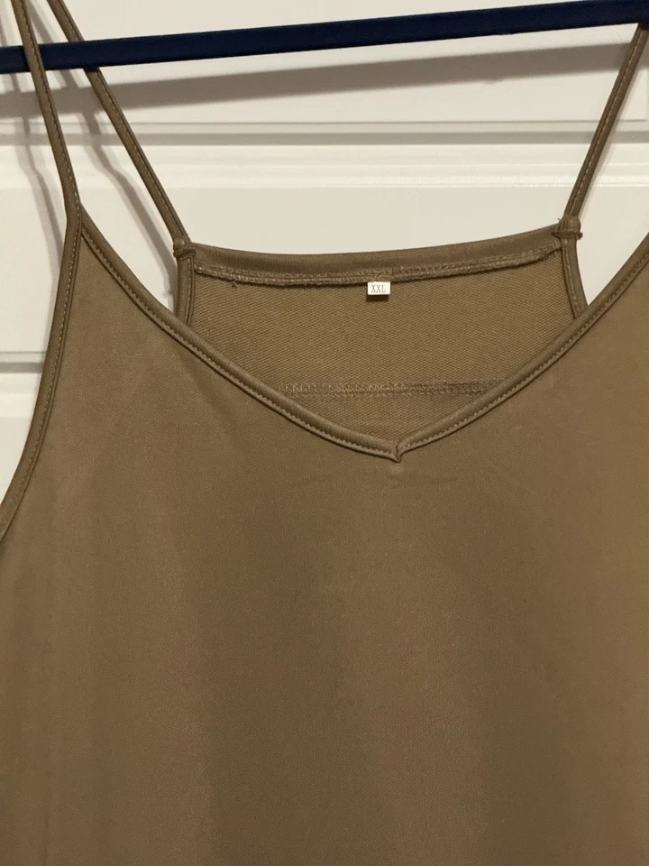 Mono mameluco XXL para mujer color topo de gran tamaño con correa de espagueti con bolsillos Foto 3 de 4