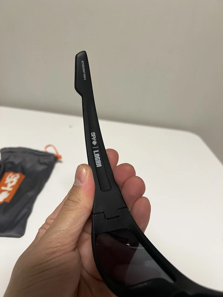 Gafas de sol envolventes rectangulares SPY+ negras brillantes LOGAN 61 14-127 Foto 3 de 4