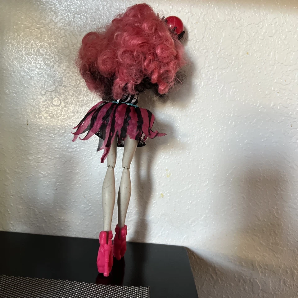 Muñeca Monster High - Rochelle Goyle Freak Du Chic accesorios pero sin alas Foto 3 de 4