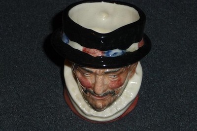 ROYAL DOULTON & Co Ltd Toby Character Jug ~ BEEFEATER Miniature D.6251