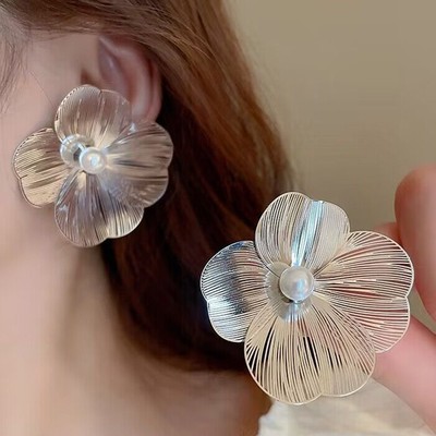 Wunderschön gestaltete Ohrringe aus Metall mit Blumen heben Ihren Alltagsstil hervor