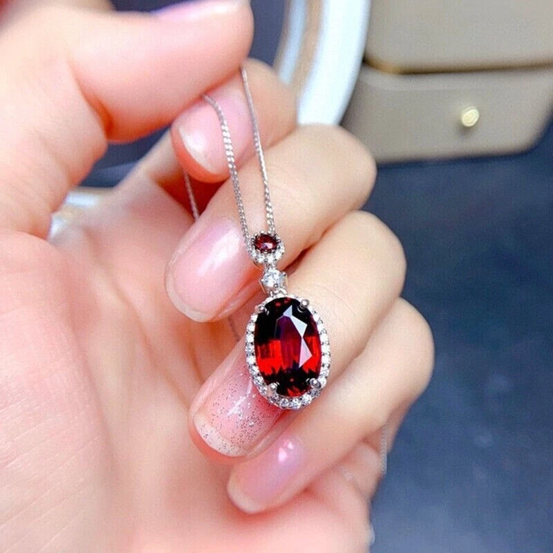 Collar Colgante Corte Ovalado Rojo Fuego Granate y Circonita Cúbica Relleno de Oro Blanco 14K Foto 2 de 4